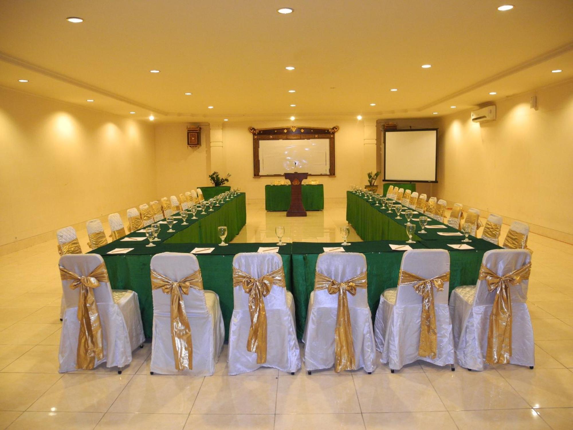 Hotel Grand Rosela Джокьякарта Экстерьер фото