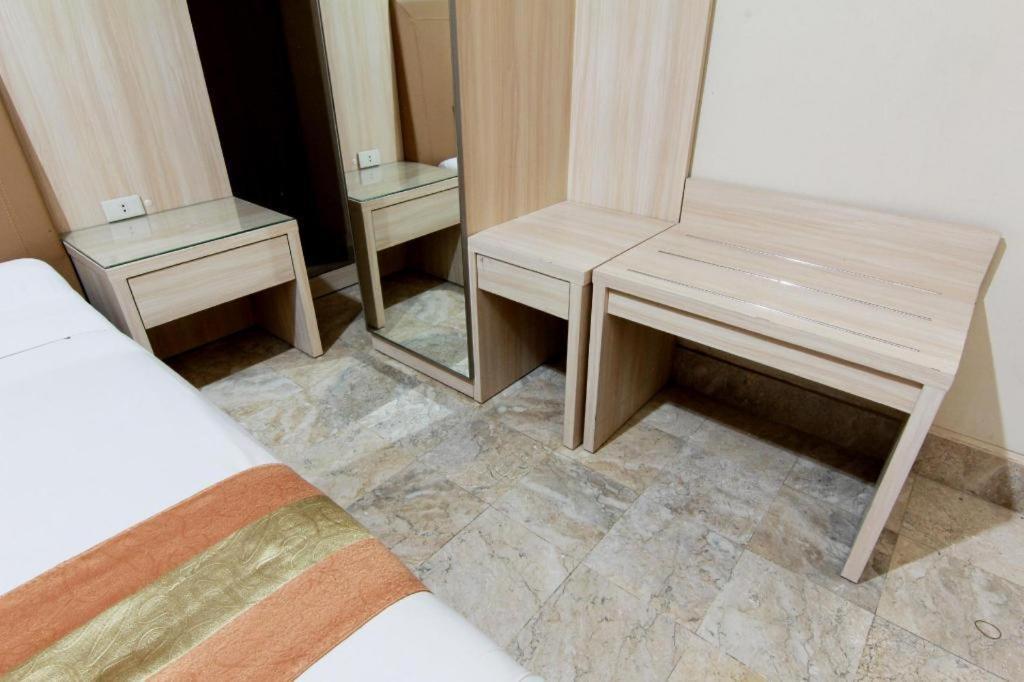 Hotel Grand Rosela Джокьякарта Экстерьер фото