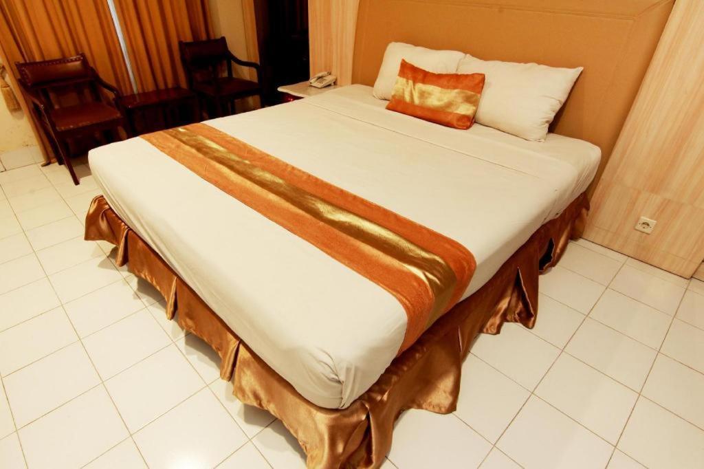 Hotel Grand Rosela Джокьякарта Экстерьер фото