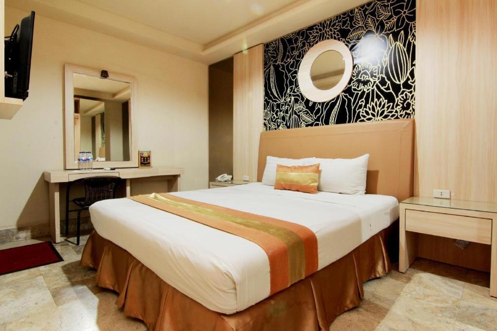 Hotel Grand Rosela Джокьякарта Экстерьер фото