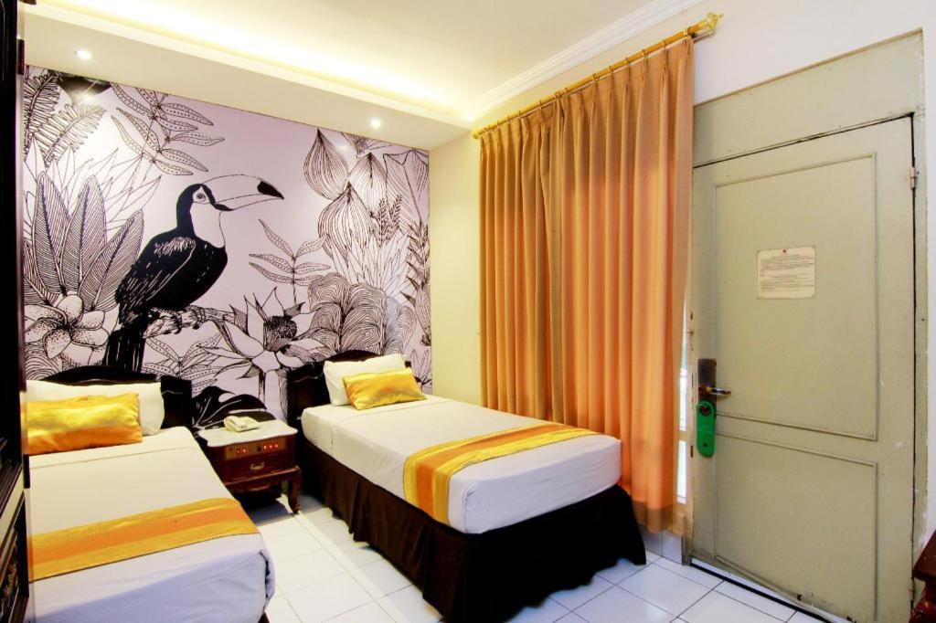 Hotel Grand Rosela Джокьякарта Экстерьер фото