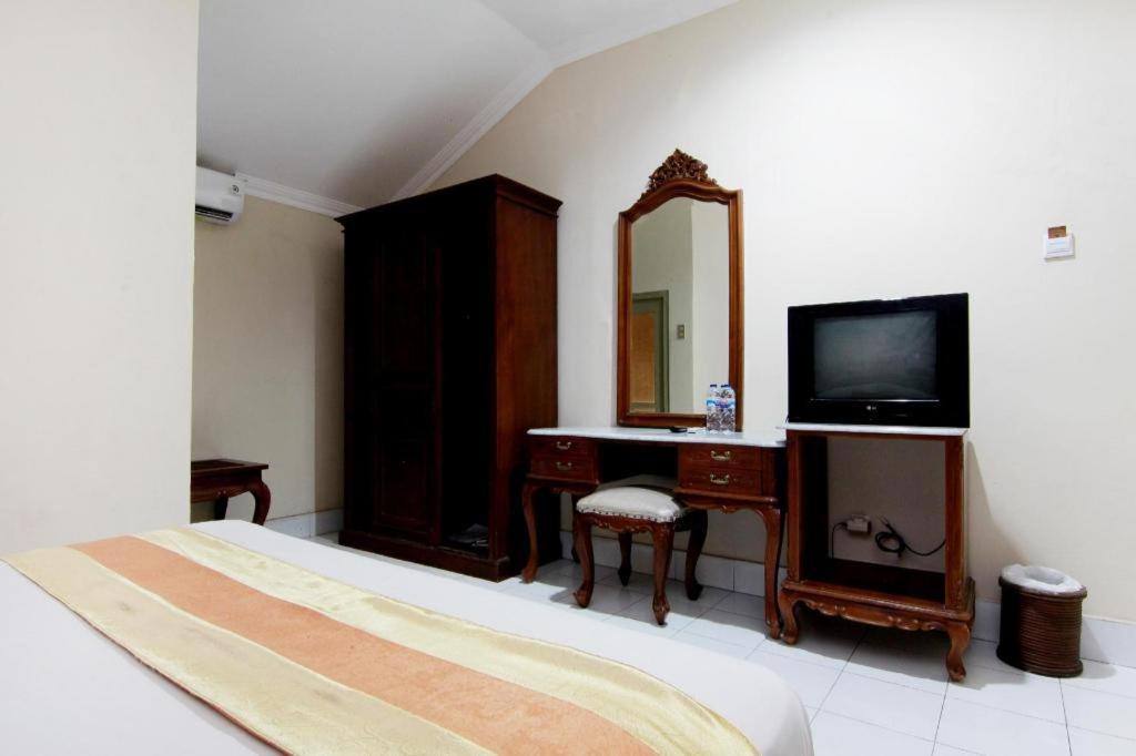 Hotel Grand Rosela Джокьякарта Экстерьер фото