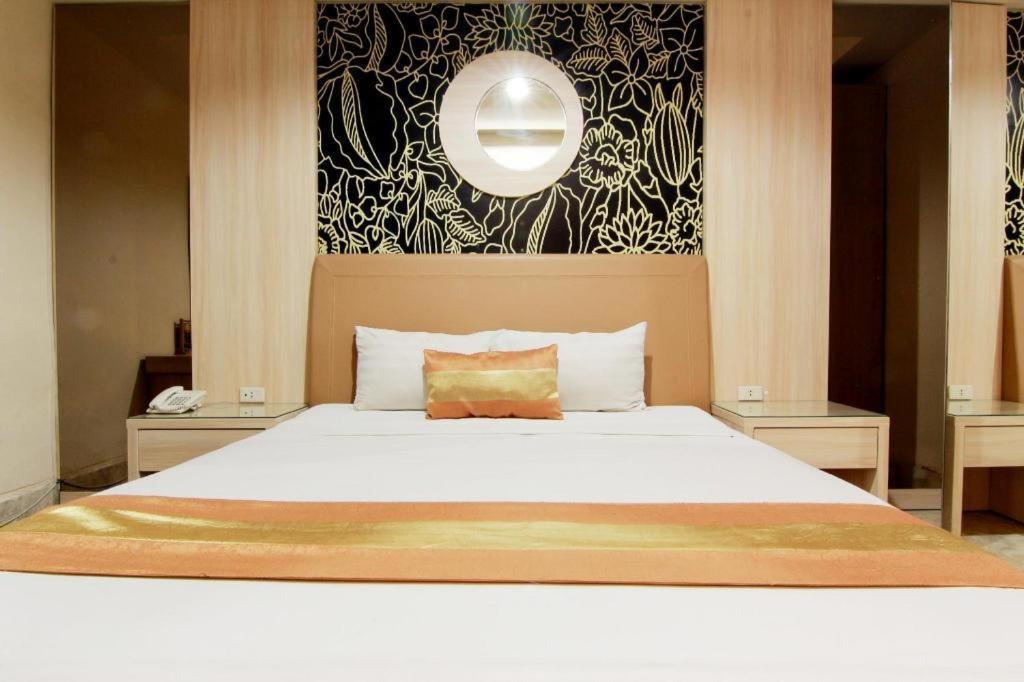 Hotel Grand Rosela Джокьякарта Экстерьер фото