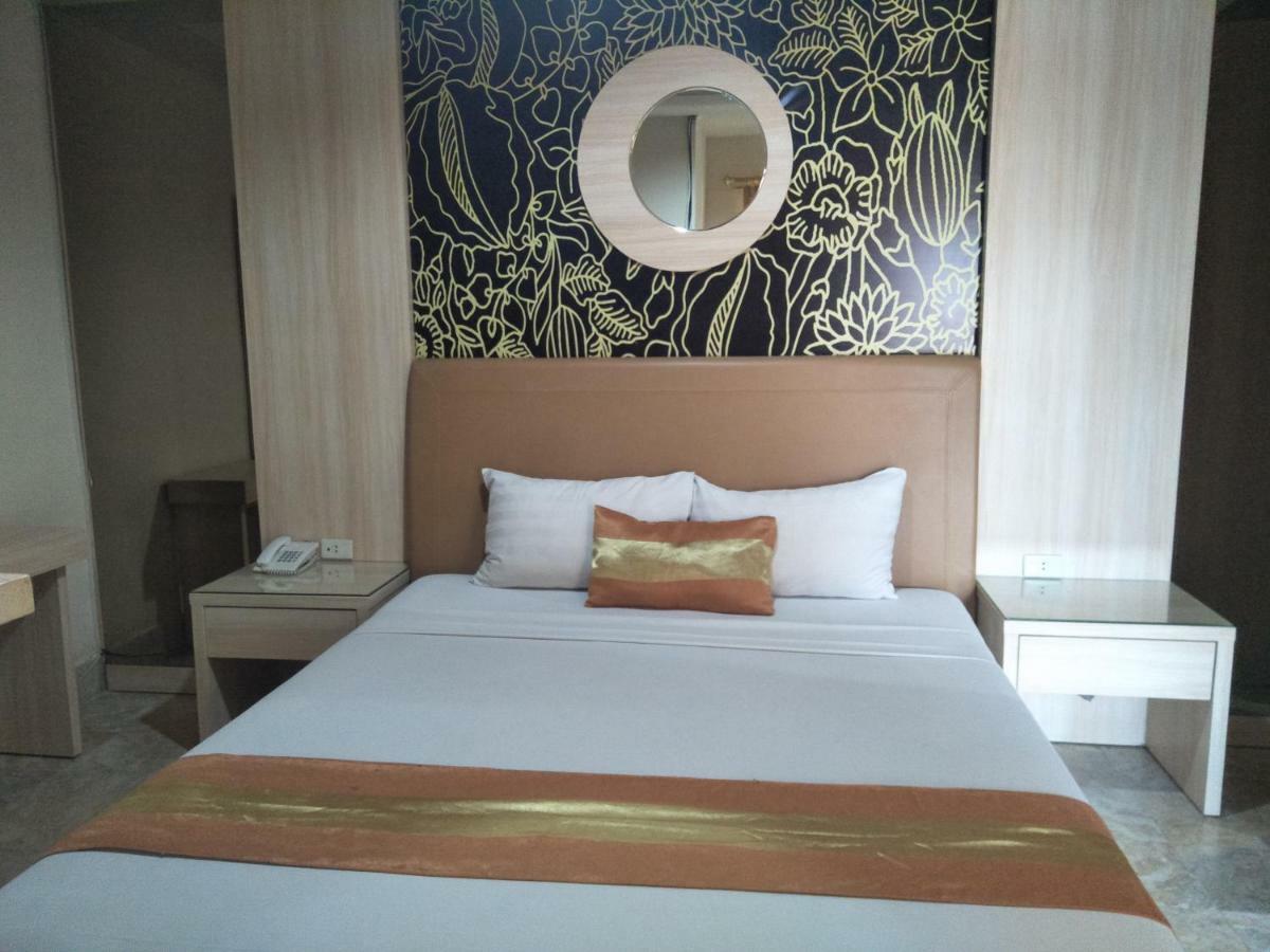 Hotel Grand Rosela Джокьякарта Экстерьер фото