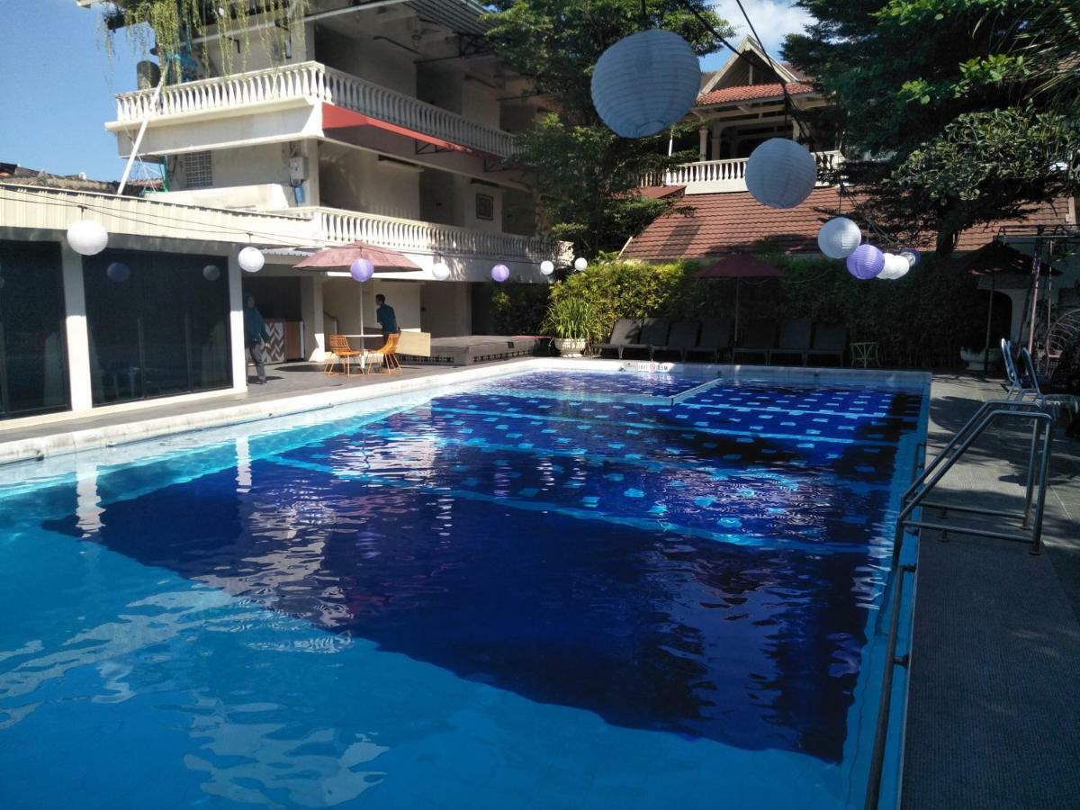 Hotel Grand Rosela Джокьякарта Экстерьер фото
