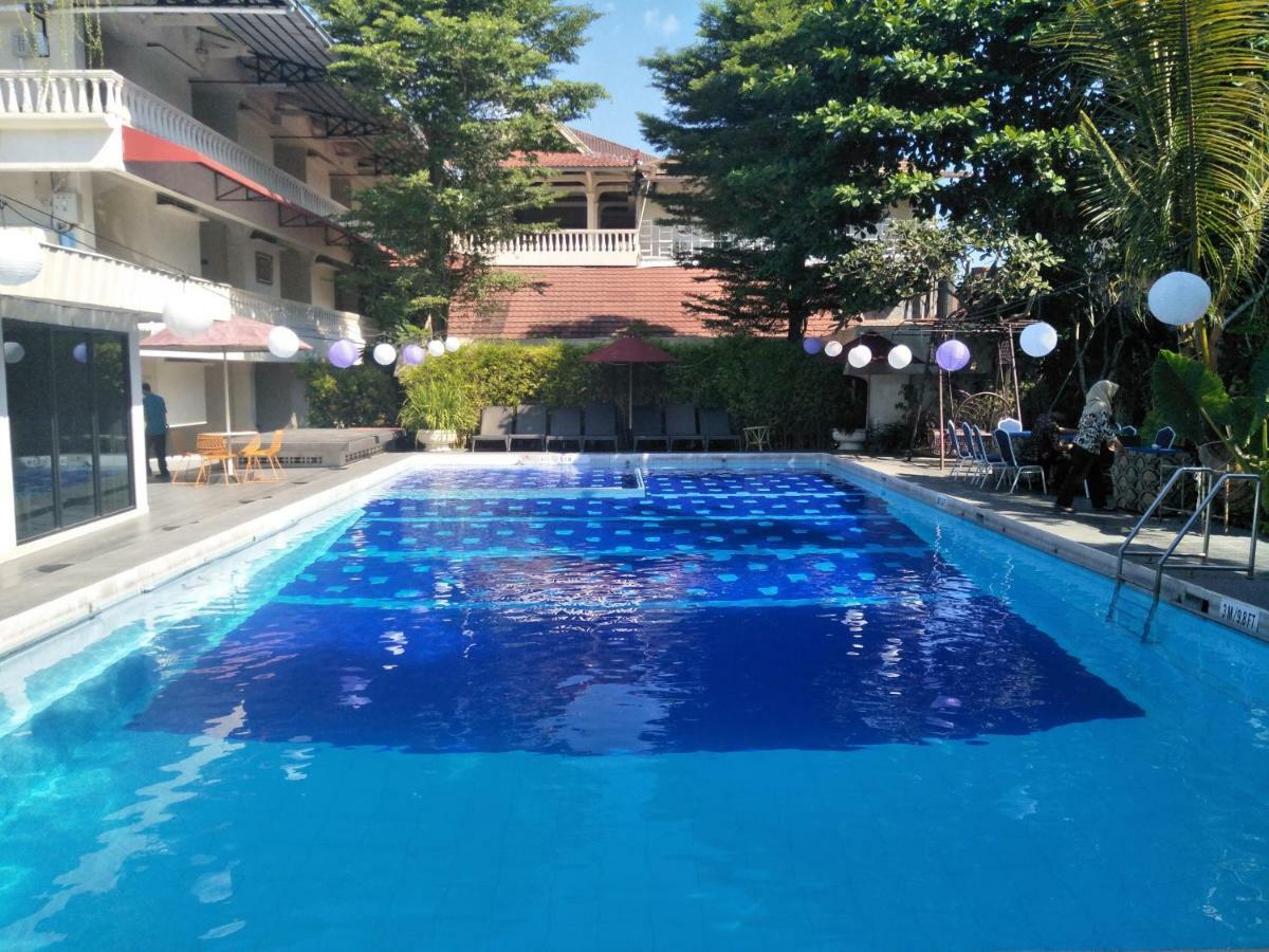 Hotel Grand Rosela Джокьякарта Экстерьер фото