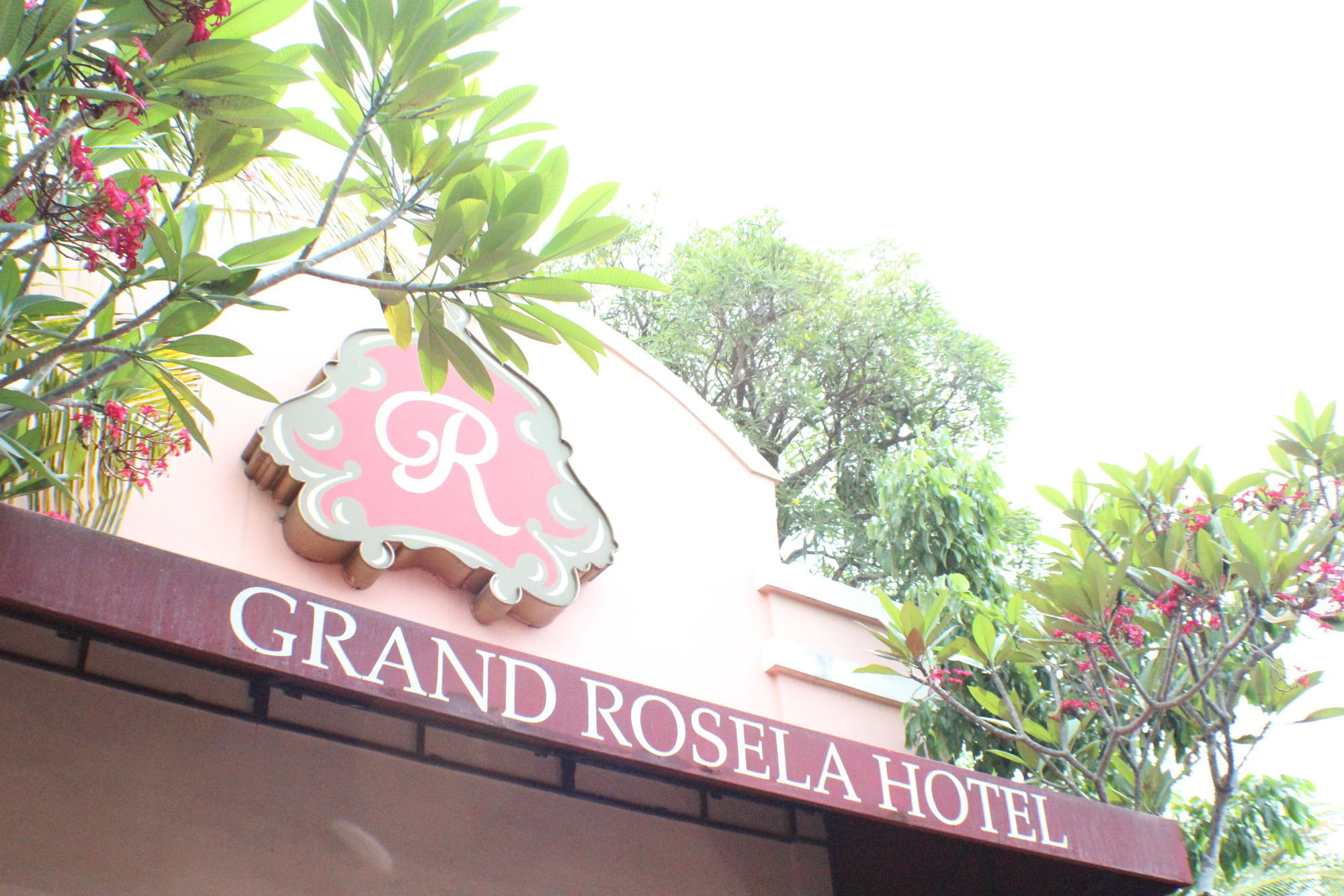 Hotel Grand Rosela Джокьякарта Экстерьер фото